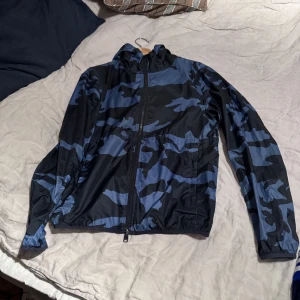 WOOLRICH - Tja! Säljer nu denna jacka då jag inte använder den längre. Riktigt king jacka och conden är 8/10 i storlek Small