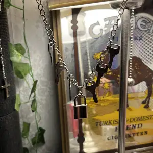 Halsband med lås och några nycklar :) 
