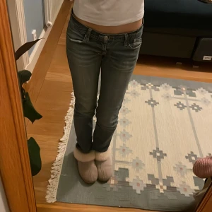 Victoria Beckham jeans  - Super fina Victoria Beckham byxor köpte här på Plick för ett tag sen och när jag testade dem så var det lite korta för mig som är 176 cm 💕