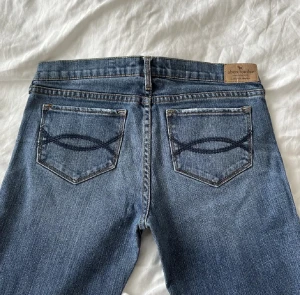 Lågmidjade Vintage jeans  - Vintage jeans från abercrombie, W26💗Innerben 80cm och midja 78cm❤️ Super snygga, perfekta för hösten😻