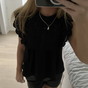 Blus  - Så sjukt fin blus nu till vintern Skiv för fårgor eller funderingar. I super bra skick ❤️🥰🥰