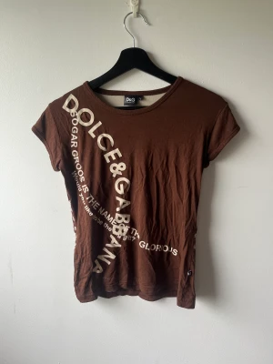 Dolce & Gabbana T-shirt  - Thrifted, unik och supersnygg T-shirt som tyvärr inte kommit till användning. Köpt secondhand i Berlin. Lappen säger XL, men den sitter ganska tajt på mig som har M