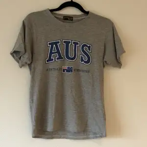 Skön Australien T-shirt som passar både killar och tjejer! 