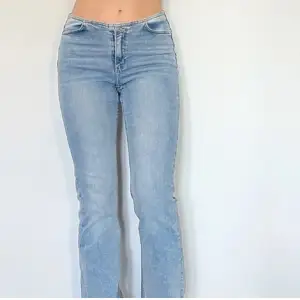 Säljer ett par snygga lågmidjade bootcut jeans från Hm💘  Info:  Storlek: S Längd: 108cm  Bredd: 38cm Passa på att köpa nu när det är fri frakt!😍