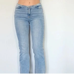 Lågmidjade jeans - Säljer ett par snygga lågmidjade bootcut jeans från Hm💘  Info:  Storlek: S Längd: 108cm  Bredd: 38cm Passa på att köpa nu när det är fri frakt!😍