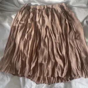 Gullig sommar kjol från Na-kd. Knappt använd så inga tecken på användning💕