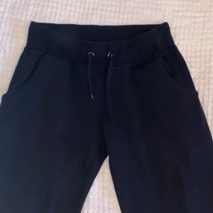Lågmidjade mjukisbyxor - Svarta Mjukis från basic wear i strl S. Personligen är de för korta på mig och är även lite noppriga. Kan även passa som xs. Nopprig men annars inga defekter!