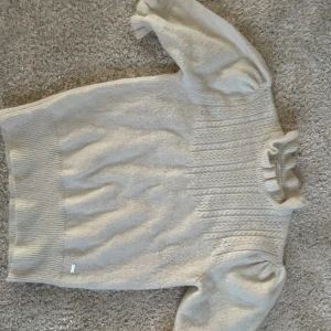 Stickar t-shirt  - Säljer min stickade t-shirt från Lindex för att den endast har kommit till användning vid ett tillfälle 