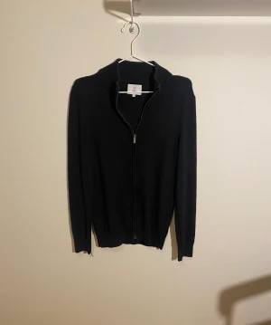 Fullzip tröjor - Tjena! Säljer nu mina två superfina fullzip tröjor från märket Bläck.  Det är storlek S och ena tröjan är Svart och den andra är Blå, Nyskick. Jag säljer dem för 299kr styck. Det är 100% merino ull. Det är bara att höra av dig om du har några frågor!