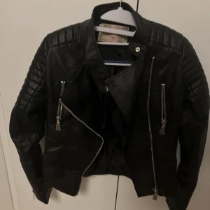 Chieuelle skinnjacka  - Har två stycken av denna chiquelle jacka i både 36 och 38. 36 är helt oanvänd medan 38 är sparsamt använd. 