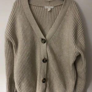 Stickad kofta  - Stor mysig stickad kofta ifrån h&m, perfekt nu till höst 🍂 