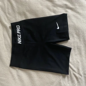 Nike shorts  - Jätte sköna tränings short Nike. Storlek Xs. Lite längre en deras ”vanliga” modell. Säljer på grund utav att de är för små för mig💕