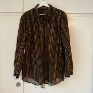 Randig manchesterskjorta - Randig manchesterskjorta köpt second hand. I bra skick! Herrstorlek M