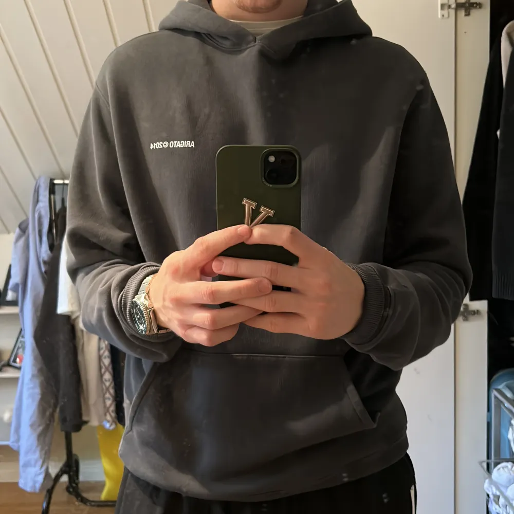 Axel arigato monogram hoodie! Storlek Medium! Knappt använd, som ny! Inga fläckar eller skador!  Nypris 1900  Mer bilder finns. Hoodies.