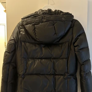 Täckjacka med luva från -Star - Svart varm täckjacka som knappt är använd. Ser helt oanvänd ut. 