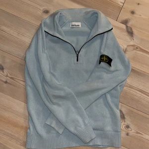 Stone island 1/4 zip - Säljer min fina ljusblåa stone island tröja i  väldigt gott skick då den inte kommer till användning. Strlk S men passar även M. Jag är 184. Har för mig att nypris ligger på runt 5500kr. Såklart Äkta😊. Tveka inte på att höra av dig vid frågor!!😁