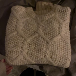 Stickad tröja  - Super mysig stickad tröja från ellos, använd 2 gånger  