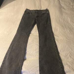  Säljer dessa jeans från SHEIN de är låg midja nästan oanvända säljer för 200+ frakt💓💓