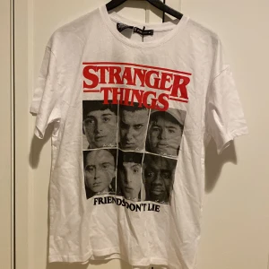 Stranger things - En stranger things tröja aldrig använd från new yorker köpte den för 150kr ( skriv privat om mer bilder eller om ni undrar något ) tryck inte på köp nu skriv gärna först 