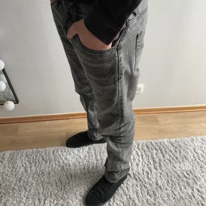 Tiger of Sweden jeans - Hejsan, säljer nu ett par skitsnygga jeans i mörkgrå färg. Jeansen är ifrån tiger of  Sweden, jeansen är lite mer åt slim fit, alltså inget för någon som gillar baggy. Nypris 1400 kr, mitt pris 500 kr. Vid funderingar är det bara att hojta till!🙂