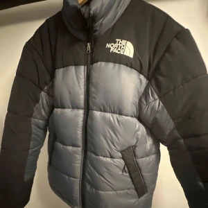 The North Face Jacka - Snygg och varm, storlek M. Tveka inte på att höra av er för fler bilder eller frågor. Nypris 2699kr, mitt pris 1000kr, finns ett minimalt hål vid fickan på ena sidan. Kom privat för bild men inget som syns. 