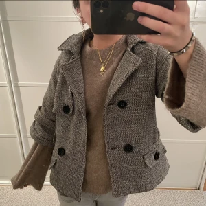 Trekvartsärmad grå-beige kappa🍁 - I mycket bra skick❣️ färgen är en varm grå skulle jag säga! Köp gärna genom köp nu❤️