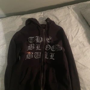 Rhinestone hoodie  - Alla pärlor kvar 