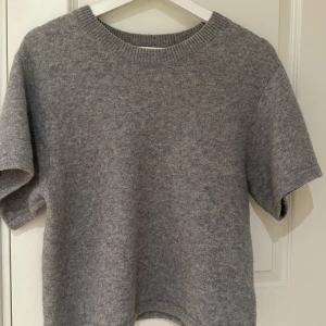 Stickad tröja  - Jättemysig stickad t-shirt ifrån and other storis💕Endast använd ett fåtal gånger och tröjan finns inte längre kvar på hemsidan!