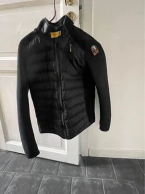 Parajumper ungdom - Svart parajumper. Stl Y-M  Passar 150-160cm. Använd enstaka tillfällen. Vid köp där frakt behövs så ska köparen står för frakt.