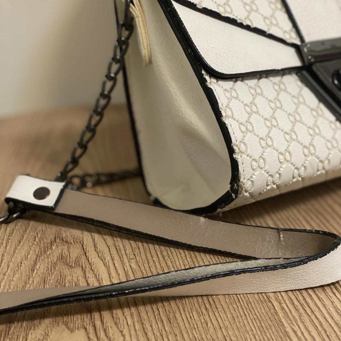 Vit axelremsväska  - 91