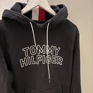 Tommy Hilfiger hoodie - Bra skick, nästan aldrig använd. Storlek M