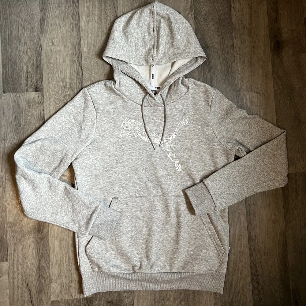 En grå Puma hoodie som jag bara har använt 2-3 gånger. Är i slim modell så passar jättebra på en som har S.. Hoodies.