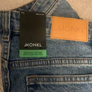 Monki jeans - Helt oanvända jeans från monki som jag säljer då dem var för stora för mig i midjan men passade i längden, jag är 165