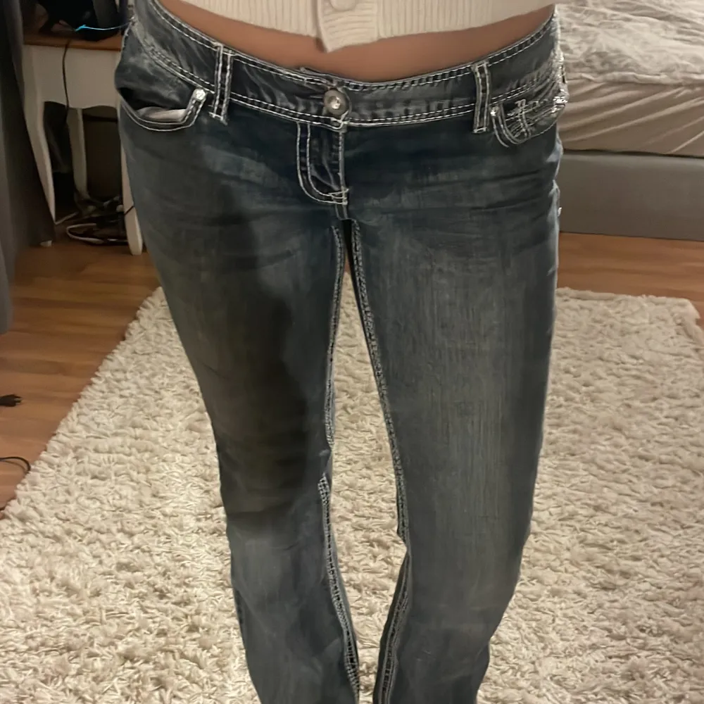 så fina jeans köpt secondhand och aldrig använda ❤️. Jeans & Byxor.