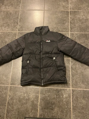 Fila jacka - Snygg och varm fila jacka. Knappt använd och i fint skick. Inga defekter. Nypris 1100kr