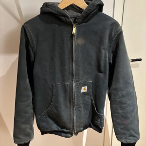 Carhartt jacka  - En vintage mörkgrön carhartt jacka. För att vara gammal är den i mycket gott skick! Den passar xs/s