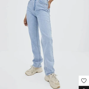 Jeans - Säljer mina blåa jeans från stradivarius i storlek 42 men sitter mej som 40 dom e köpt föra julen så snart 1år sedan pris går o diskutera vid snabb affär köp sker endast via köp nu🫶🏻