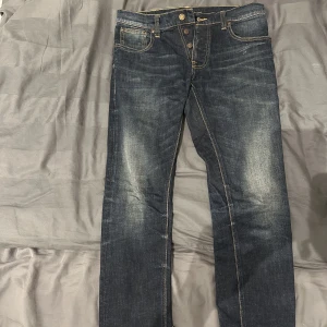 Nudie Jeans  - Nudie jeans i bra skick!  Nypris 1400.  Modellen är slim, men ändå raka.  Storlek 31/32 men passar midja 29 bra.