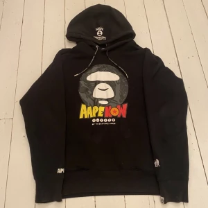Bape x DragonBall Hoodie - Fet Bape och Dragonball collab med tryck på både framsidan och baksidan. Lite använd men fortfarande i mycket gott skick. Skriv privat för mer bilder eller om du har några frågor