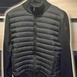 Moncler cardigan, black logo  - En svart moncler cardigan, väldigt fint skick, skriv vid funderingar, priset går att diskutera