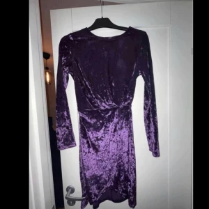 Klänning - Fin klänning i barnstorlek 164-170. Kan även passa xs. Använd endast en gång