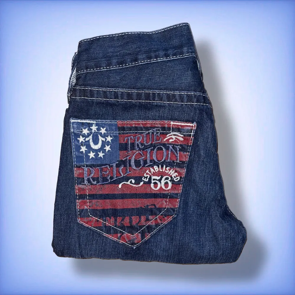 Ett par unika True Religion Jeans med en speciellt bakficka (kolla bild 2 för närmre titt) i en straight pass form! Hör av dig om du har frågor☺️. Jeans & Byxor.