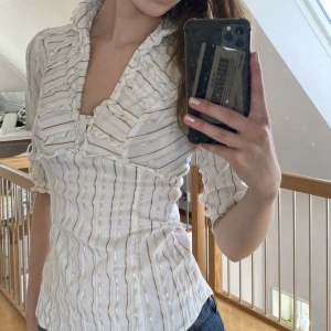 Detaljerad skjorta  - Jättesöt detaljerad skjorta, stretchigt material! Fint skick, knappt använd. Köps via köp nu <3 Går inte att få tag på längre! 