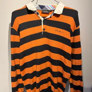 En jätte snygg randig tröja! Färgerna är jätte fina. Säljer den åt min pappa 🙈 Den är orange och mörk blå. 