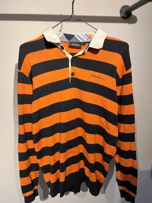 Super snygg randig tröja 😻 - En jätte snygg randig tröja! Färgerna är jätte fina. Säljer den åt min pappa 🙈 Den är orange och mörk blå. 