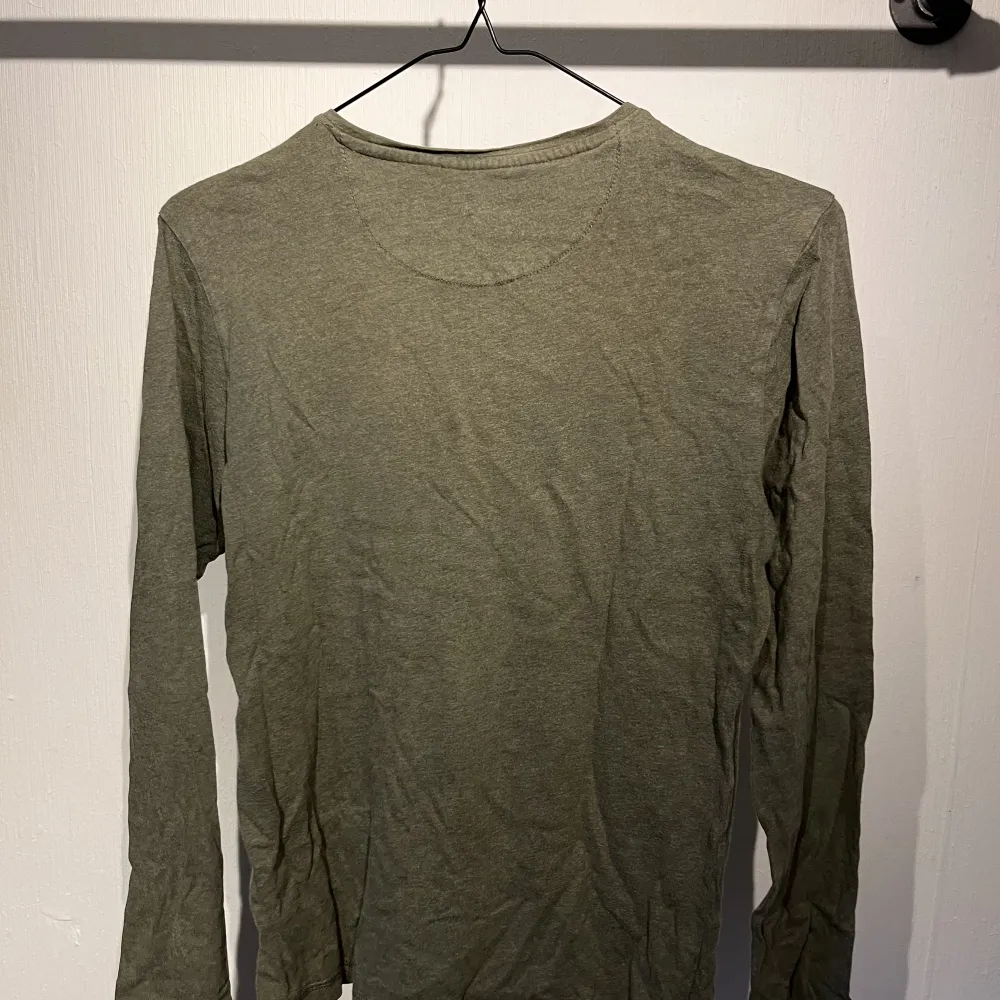 En olivgrönt långarmad tröja. Jag har köpt den second hand men den är från Kappahl. Färgen är jätte snygg, och den sitter jätte bra på. . Tröjor & Koftor.