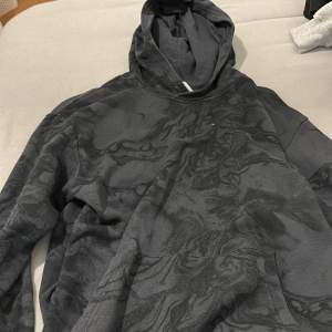 Säljer denna blå/gråa med svarta detaljer hoodien. Köpt på h&m för några år sedan, inte använd alls mkt. Den är i storlek 158/164 har inget kvitto kvar tyvärr  STÅR EJ FÖR FRAKTEN!