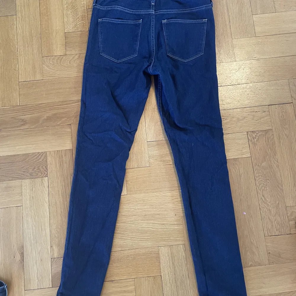 Regular waist smala jeans. Användt ett fåtal gånger. Köparen står för frakten ☺️. Jeans & Byxor.