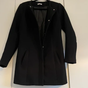Svart kappa - Svart kappa från jacoueline de yong i storlek xs, måttligt använd mest hängt i garderoben 
