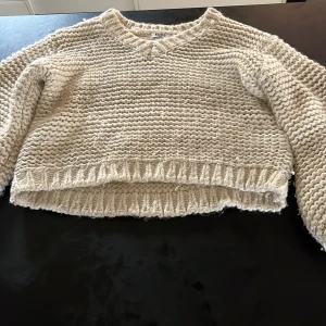 Stickad tröja - Beige randig tjockstickad tröja. Från Nakd